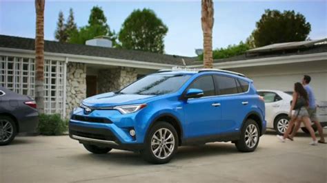 2016 Toyota RAV4 Hybrid TV Spot, 'Fiesta en la piscina' created for Toyota