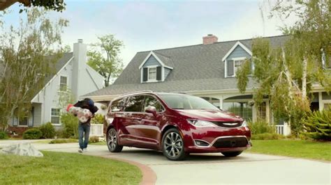 2017 Chrysler Pacifica TV Spot, 'Envy: Neighbors' [T2] featuring Matt Champagne