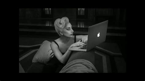Apple MacBook TV commercial - Detrás de una Mac: grandeza canción de Raury