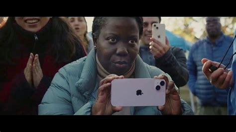 Apple iPhone 14 TV Spot, 'Modo de acción' canción de Tedashii created for Apple iPhone