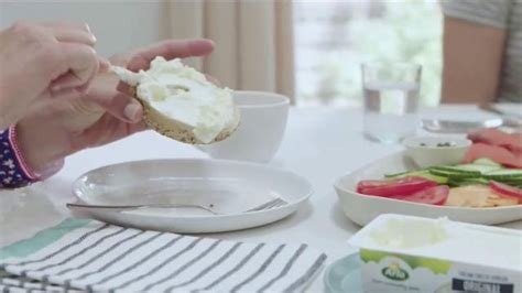 Arla Cream Cheese TV Spot, 'Bagel Bar'