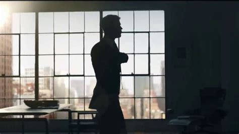 BOSS Bottled Tonic TV Spot, 'El hombre de hoy' featuring Chris Hemsworth