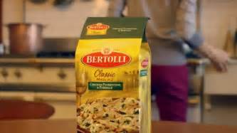 Bertolli Chicken Florentine & Farfalle TV Spot, 'Patio'