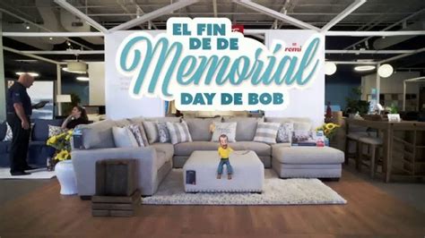 Bobs Discount Furniture El Verano de Ahorros TV commercial - Fin de Memorial Day: Playspace seccional y Calvin queen cama