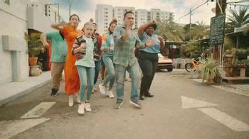 Boost Mobile Unlimited Gigs TV Spot, 'Boost Mobile y Pitbull te dan más' canción de Pitbull featuring Pitbull