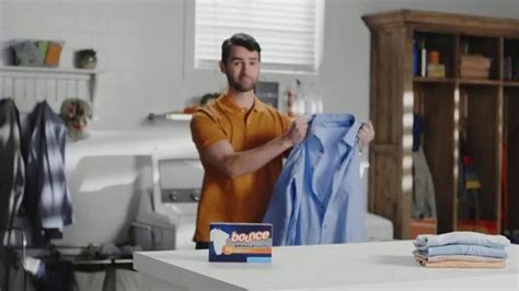 Bounce WrinkleGuard TV commercial - Menos arrugas y más frescura