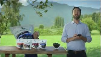 Brookside Chocolate TV Spot, 'Read All About It' featuring Jon Dore