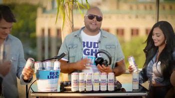 Bud Light Seltzer TV Spot, 'Vida en la ciudad' con Chris Mambo