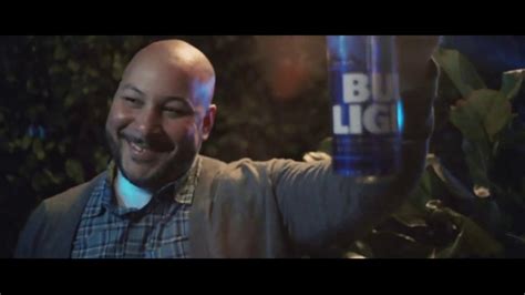Bud Light TV commercial - Tus amigos se convierten en familia