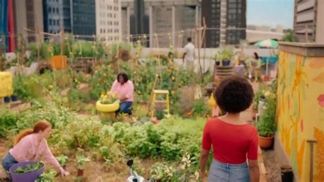 Burts Bees TV commercial - Rooftop Garden