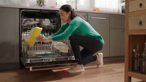 Cascade Platinum TV Spot, 'Lets Your Dishwasher Be the Dish Washer' featuring Merren McMahon