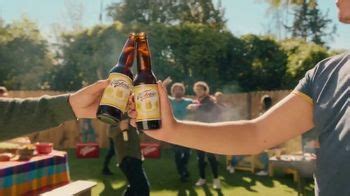 Cerveza Victoria TV Spot, 'Donde hay Vicky: playlist'