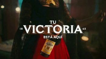 Cerveza Victoria TV Spot, 'Tu Victoria está aquí: vestido'