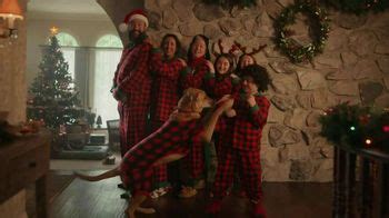 Chewy.com TV Spot, '2022 Black Friday: Family Photo' featuring Salma Dharsee