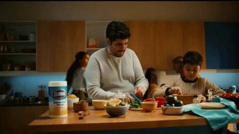 Clorox TV commercial - Aquí se detienen la gripe y el resfriado: Comida con la familia