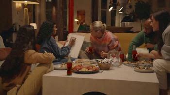 Coca-Cola TV commercial - Cena con amigos con Gigi Hadid