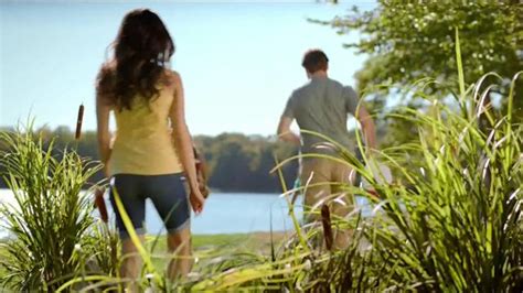 Cortizone 10 Intensive Healing Formula TV Spot, 'Por el lago' featuring Andrea Fazzini