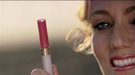 CoverGirl Outlast Lipcolor TV Spot, 'Gold and Pink' Ft. Jennifer Kessy