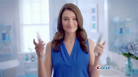 Crest 3D White Whitening Therapy TV Spot, 'Whitens and Protects: Spearmint and Peppermint Oil'