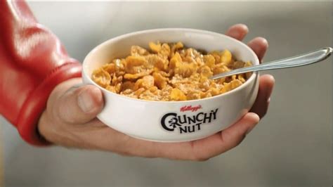 Crunchy Nut Cereal TV Spot, 'Cafe'