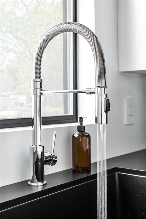 Delta Faucet Delta Trinsic Pro Pre-Rinse Pull-Down Kitchen Faucet logo