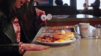 Denny's Diner TV Spot, 'Es Diner Time' featuring Alisha Vertel