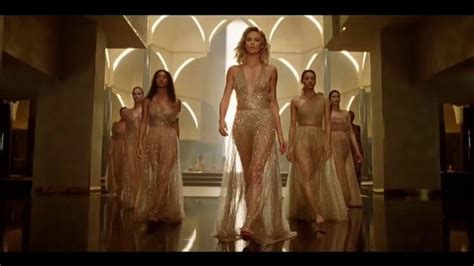 Dior J'Adore TV Spot, 'La película' con Charlize Theron, canción de Kanye West featuring Charlize Theron