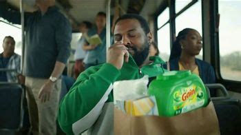 Gain Detergent TV Spot, 'Masaje: $10 por cada $30 de compra'