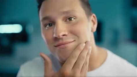 GilletteLabs Exfoliating Bar TV commercial - Afeitado sin esfuerzo: King C. Gillette con Josh Allen