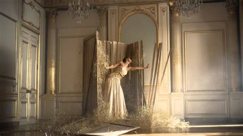 Givenchy Dahlia Divin TV Spot, 'Fuerza de oro' featuring Candice Swanepoel