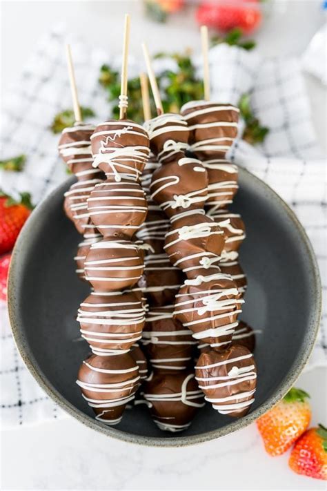 Golden Corral Chocolate-Dipped Fresh Strawberry Skewers logo