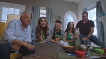 Google Chromebook TV commercial - Domingo en familia: fútbol con Alejandra Espinoza