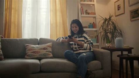 Google Nest TV commercial - El estéreo portatil bilingüe