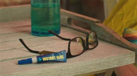 Gorilla Super Glue TV Spot, 'Broken Glasses'