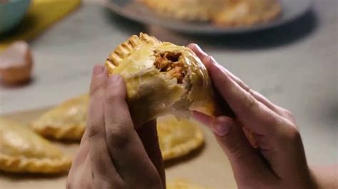 Goya Foods Empanada Dough TV Spot, 'Crujientes' featuring Jesika Marcano