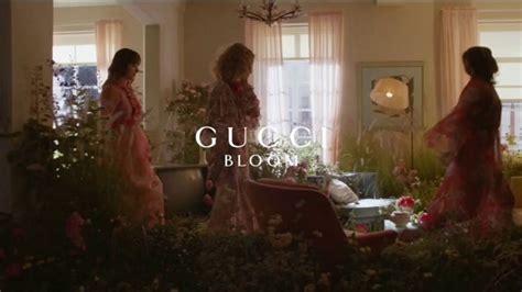 Gucci Bloom TV Spot, 'Florecer' con Dakota Johnson, canción de Portishead featuring Dakota Johnson