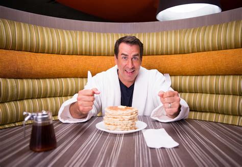 Holiday Inn Express TV Spot, 'Breakfast Excellence Honcho' Ft. Rob Riggle featuring Rob Riggle