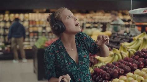 JBL Wireless Headphones TV Spot, 'Booth' Song by Shakira