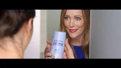 Jergens Wet Skin Moisturizer TV Spot, 'No Towel Yet' Featuring Leslie Mann featuring Emilia Ares