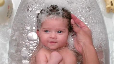 Johnson's Baby TV Spot, 'Bathing Your Baby: So Much More'