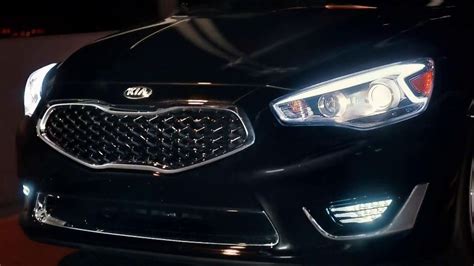 Kia Cadenza TV Spot, 'Impossible to Ignore: Flash' Song by David Bowie featuring Artt Butler