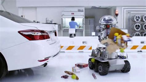 Kia Fall Savings Time TV commercial - Robot-Tested Smart Trunk Technology