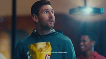 Lay's TV Spot, 'UEFA: liga de apartamentos' con Paul Pogba, Lionel Messi, Lieke Martens
