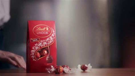 Lindt TV commercial - Valentines Day: World on Pause