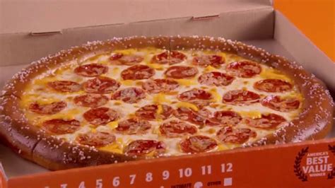 Little Caesars Soft Pretzel Crust Pizza TV Spot, 'Besos de Twitter' created for Little Caesars Pizza