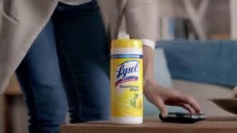 Lysol Disinfecting Wipes TV commercial - Protegidos estando aquí