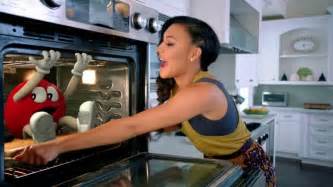 M&Ms TV commercial - Balada de Amor Con Naya Rivera