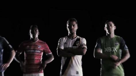 MLS Works TV Spot, 'No cruces la línea' featuring Clint Dempsey