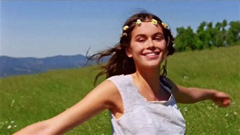 Marc Jacobs Daisy TV Spot, 'Campo de flores' con Kaia Gerber, canción de Suicide featuring Kaia Gerber