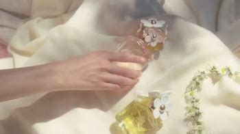 Marc Jacobs Fragrances TV commercial - Daisy Trio Song By CHVRCHES